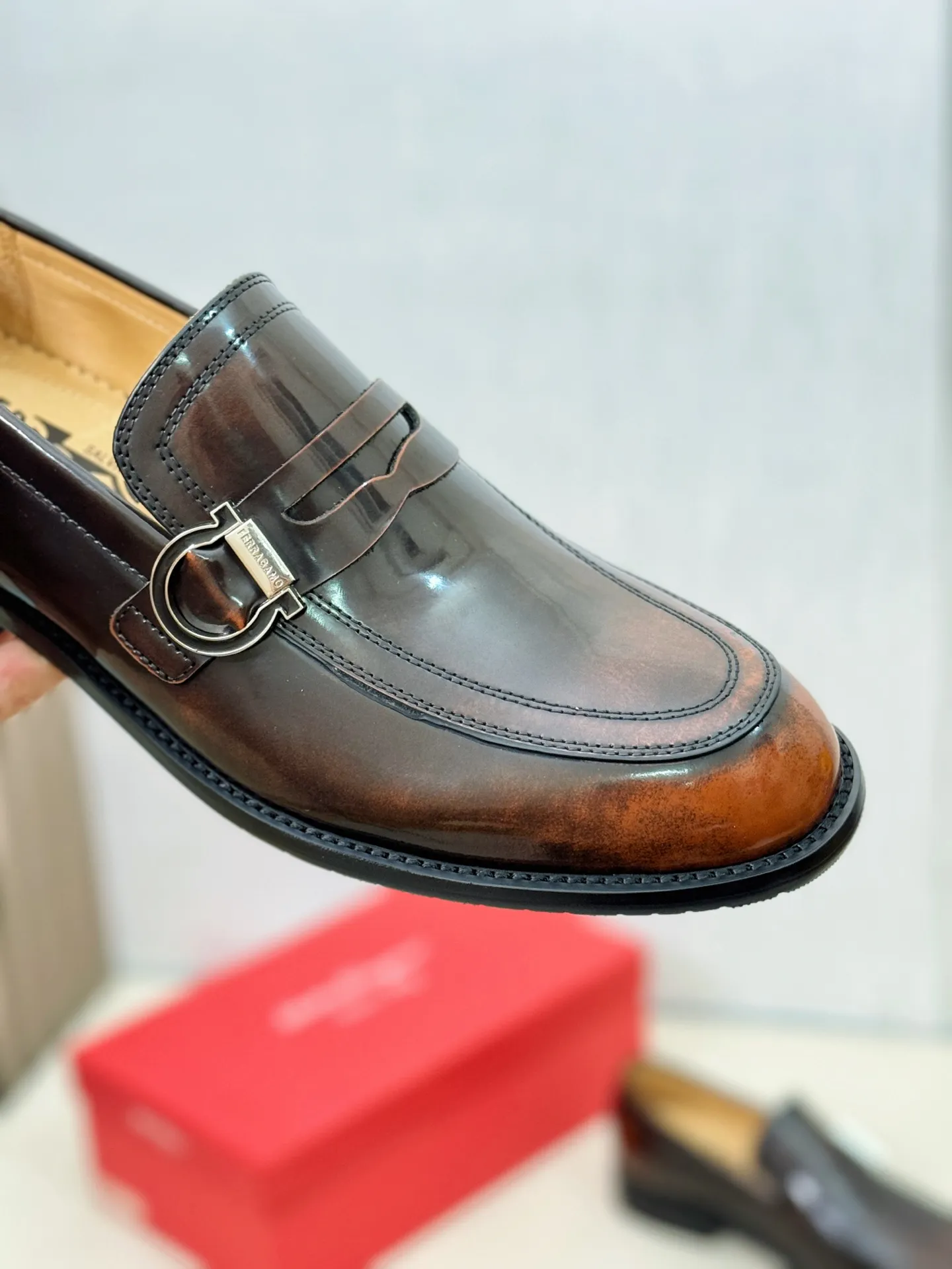 [Ferragamo] P: 560💰 Number of yards: 38~44 (45 orders are non-returnable) Ferragam's new men's formal leather shoes, the fabric is made of imported cowhide, with visible texture, heavy-duty stitching, dyed calfskin inside, standard logo cowhide feet, big-name experience, soft and comfortable on the feet, a men's favorite, special non-slip and wear-resistant rubber soles, easy to handle various occasions, with original box packaging!